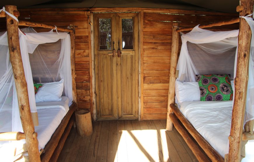 SAFARI TENT – Thatch covered tents with verander. Out door en-suite with hot water – sleep 1-3