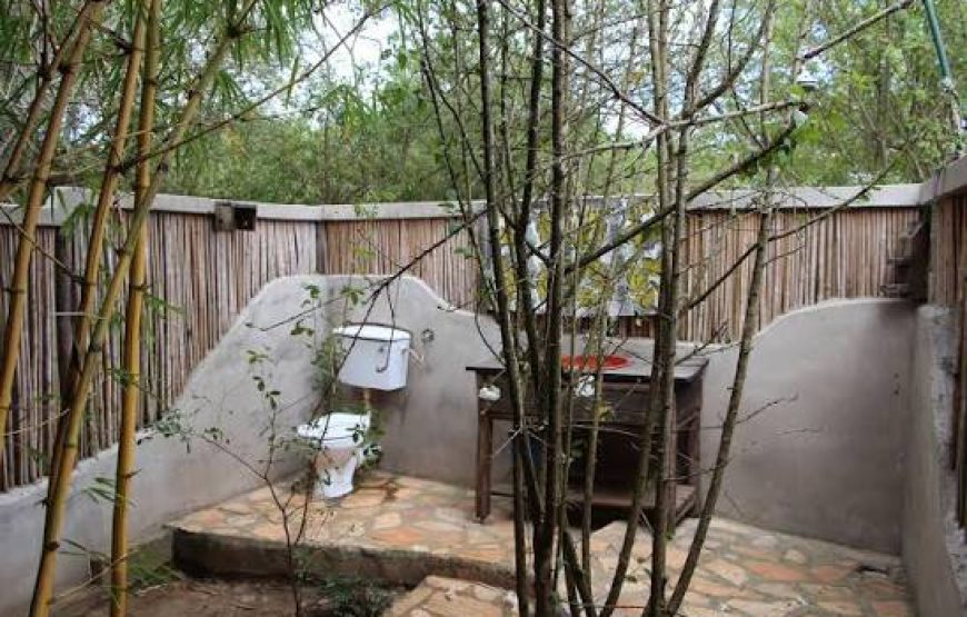 SAFARI TENT – Thatch covered tents with verander. Out door en-suite with hot water – sleep 1-3